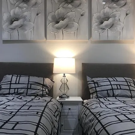 Amber Apartments, Free Parking, 3 Bedrooms, Sleeps 5, 1 En-Suite Plus 1 Bath/Shower Room Swindon Exterior photo