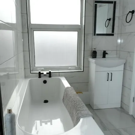 Amber Apartments, Free Parking, 3 Bedrooms, Sleeps 5, 1 En-Suite Plus 1 Bath/Shower Room Swindon Exterior photo