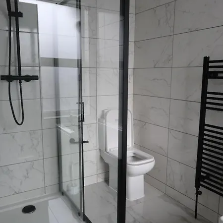 Amber Apartments, Free Parking, 3 Bedrooms, Sleeps 5, 1 En-Suite Plus 1 Bath/Shower Room Swindon Exterior photo