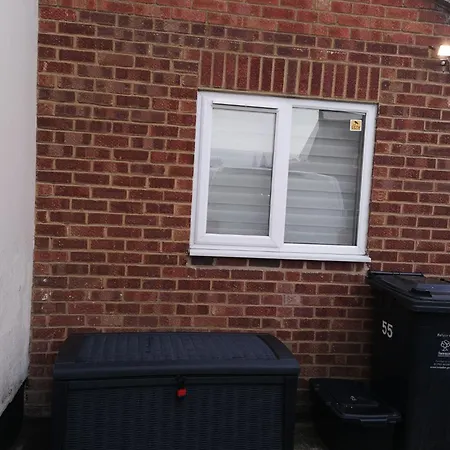 Amber Apartments, Free Parking, 3 Bedrooms, Sleeps 5, 1 En-Suite Plus 1 Bath/Shower Room Swindon Exterior photo