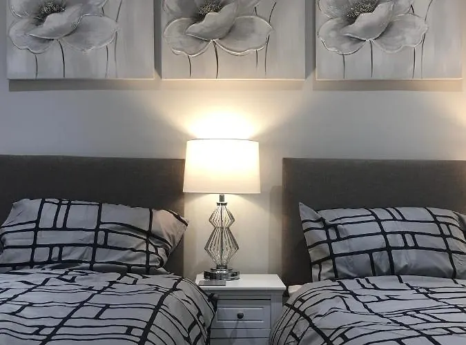Amber Apartments, Free Parking, 3 Bedrooms, Sleeps 5, 1 En-Suite Plus 1 Bath/Shower Room