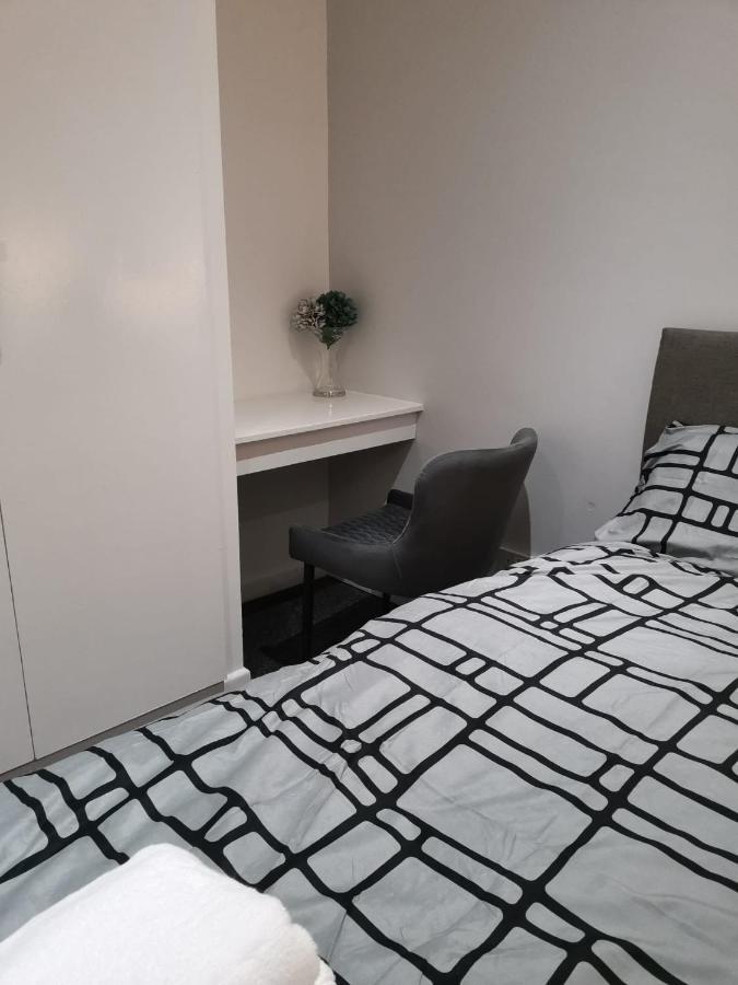 Amber Apartments, Free Parking, 3 Bedrooms, Sleeps 5, 1 En-suite 1 Bath/shower Swindon