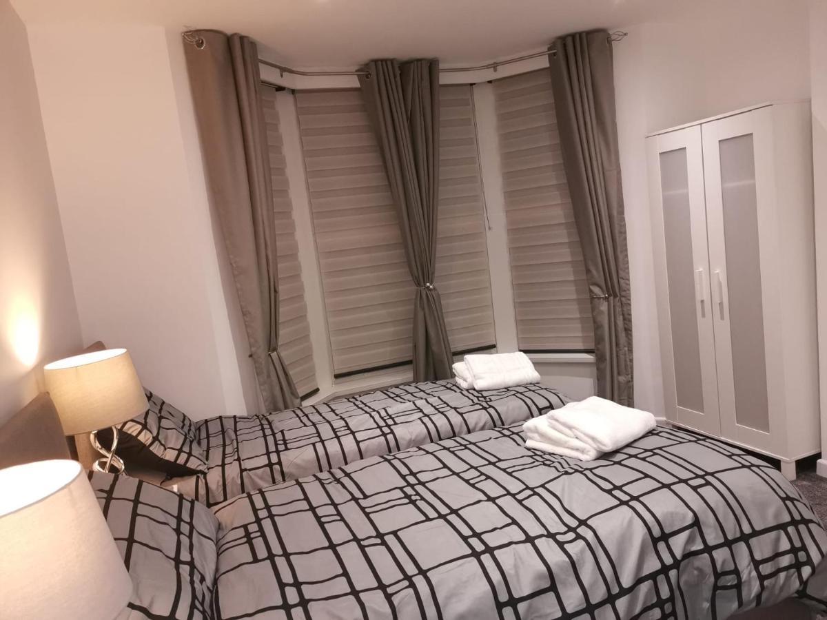 Amber Apartments, Free Parking, 3 Bedrooms, Sleeps 5, 1 En-suite 1 Bath/shower Apartment *