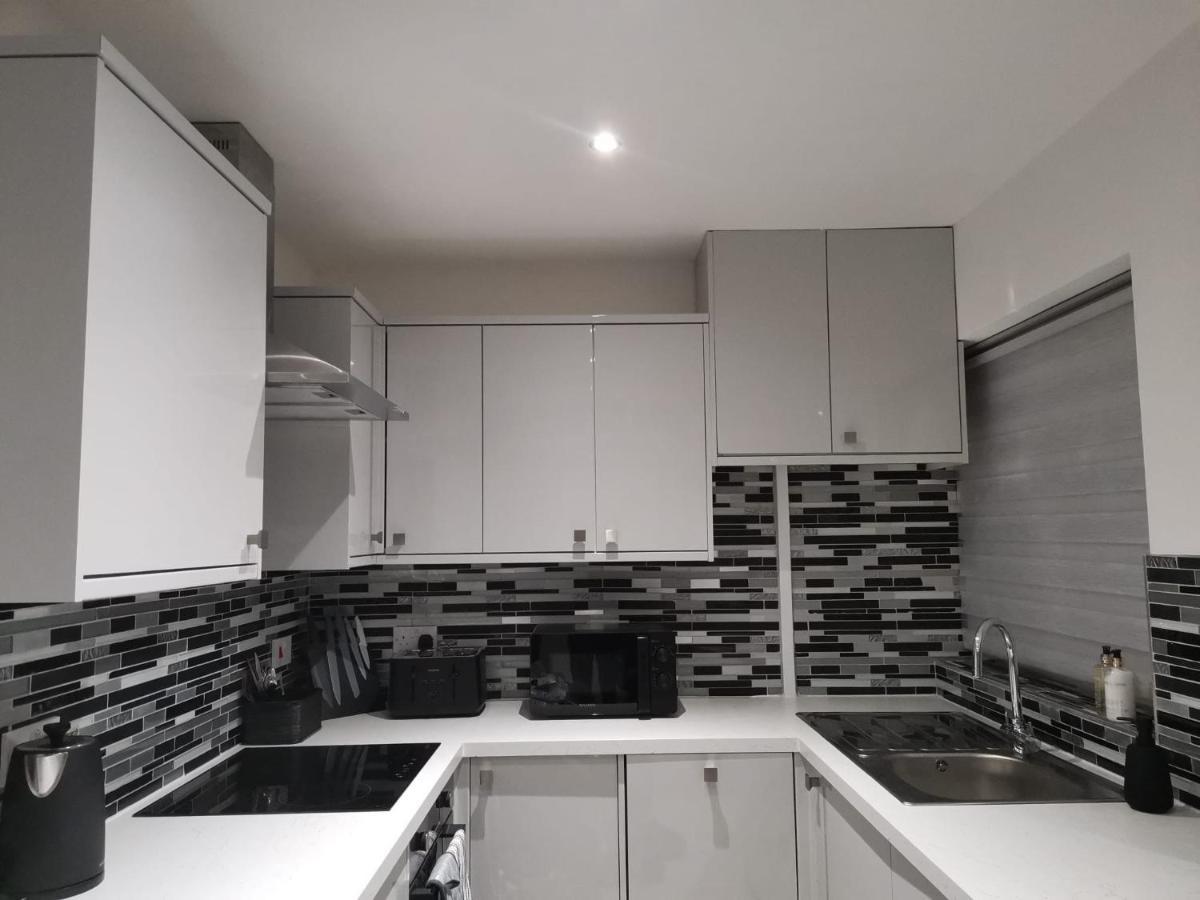 Apartment Amber Apartments, Free Parking, 3 Bedrooms, Sleeps 5, 1 En-suite 1 Bath/shower Swindon