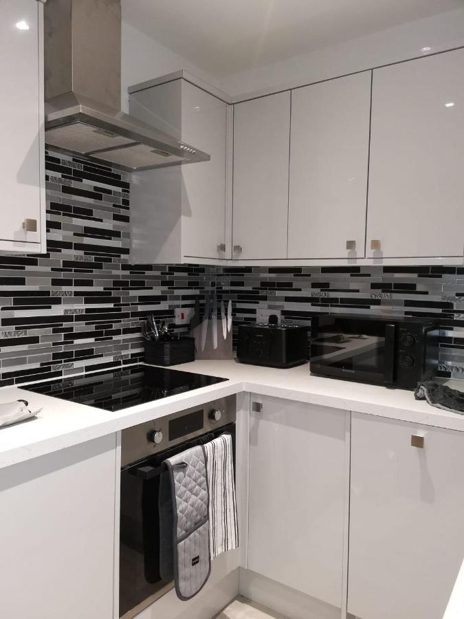 Apartment Amber Apartments, Free Parking, 3 Bedrooms, Sleeps 5, 1 En-suite 1 Bath/shower Swindon